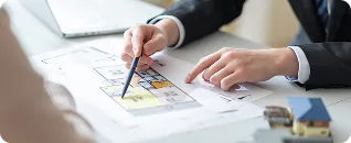 物件を紹介している不動産屋の女性