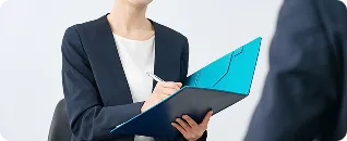 面談する女性ビジネスパーソン