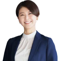 スーツを着た女性