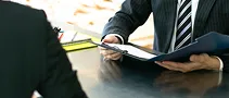 ヒアリングする男性