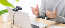 テレワークをする男性