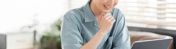 男性がノートパソコンで閲覧している