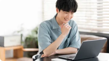 男性がノートパソコンで閲覧している